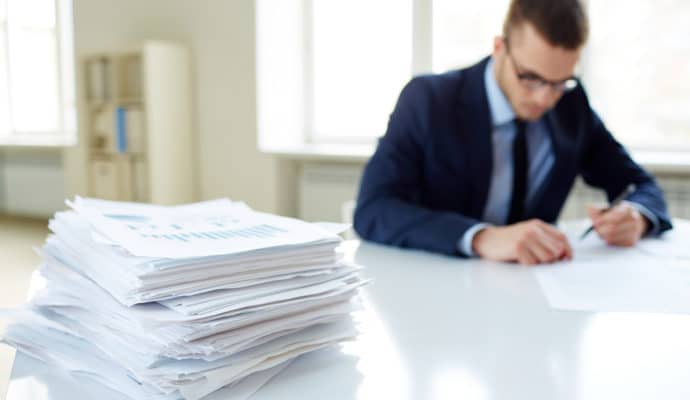 Ejecutivo agilizando el sistema de trabajo de su negocio mediante la gestión documental