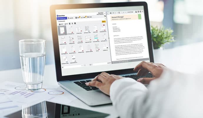 Empleado gestionando de forma rápida y segura mediante gestión documental